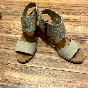 TOMS Heels size 8.5